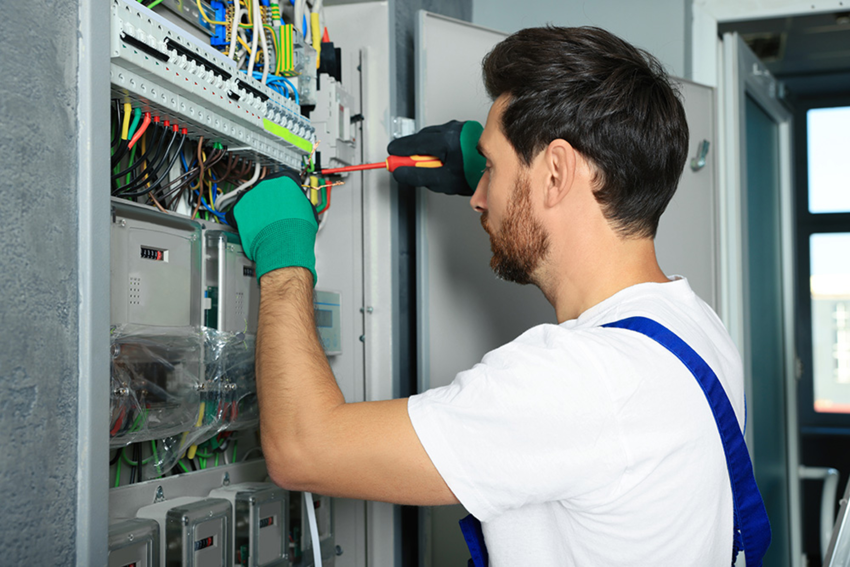 Nieder&shy;spannungs&shy;anlagen bei MainSonnenStrom GmbH & Co. KG in Esselbach